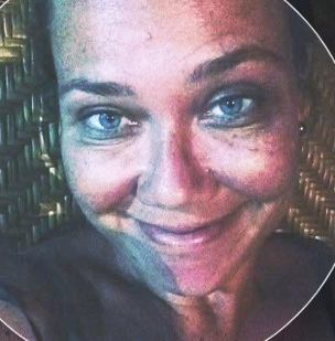 Rosto da Mirella L. Ramalho. Mulher branca, com olhos azuis e sorrindo.